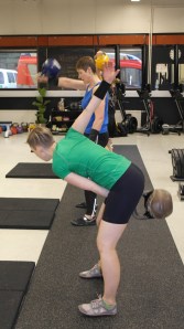 Tempauksessa kuula heilautatetaan jalkojen välistä yhtenäisellä liikkeellä pään yläpuolelle.